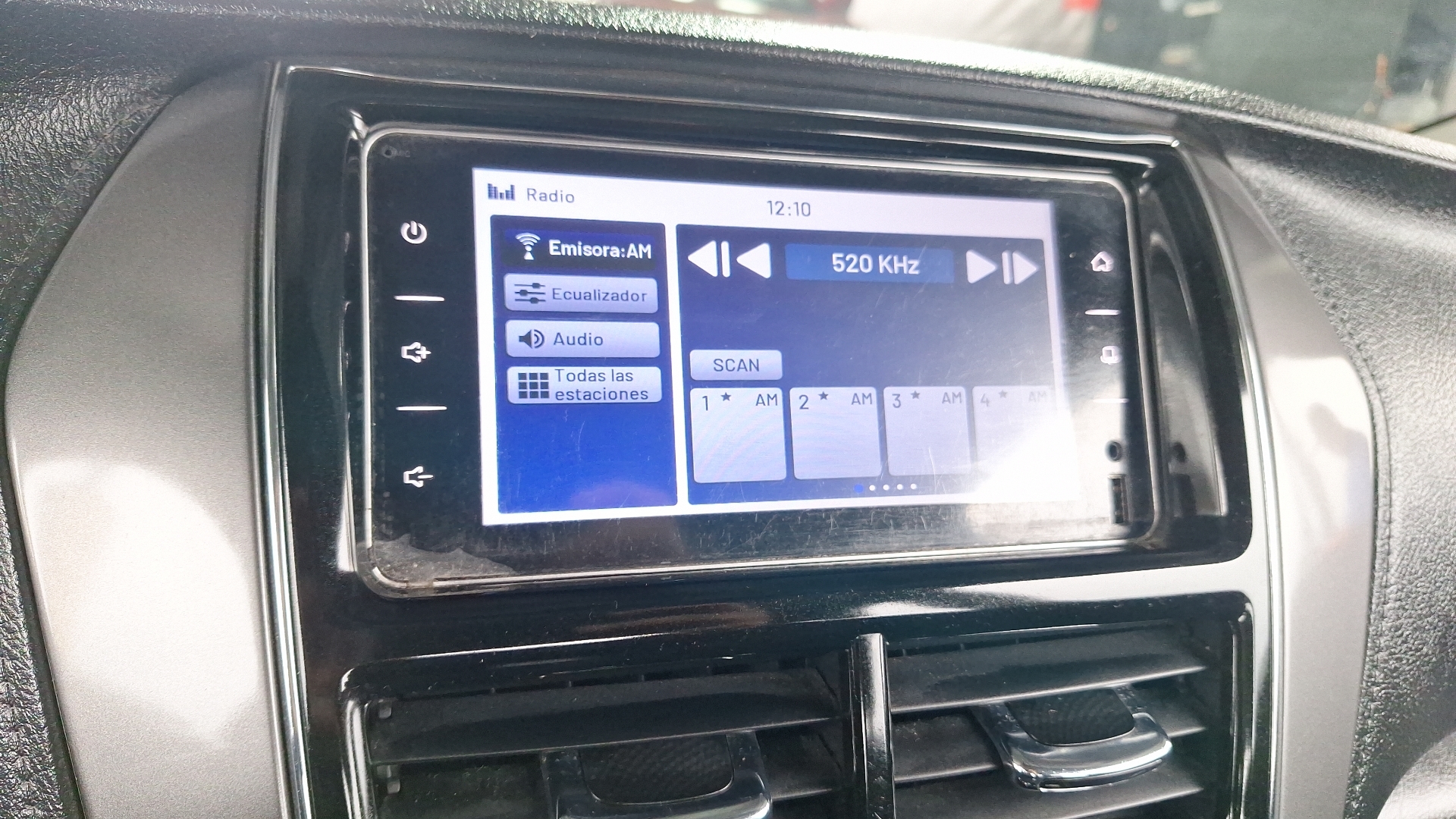 Toyota Yaris — foto 10 de 15