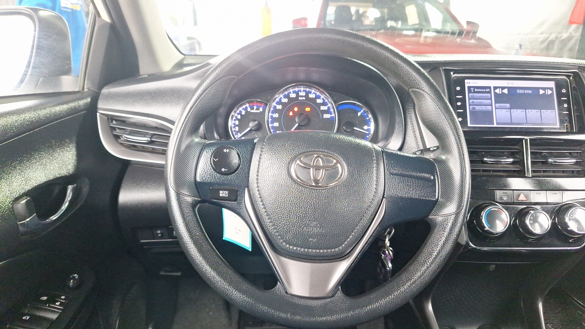 Toyota Yaris — foto 8 de 15