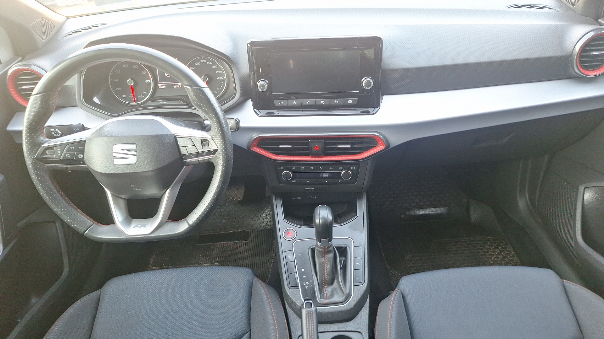 SEAT Ibiza — foto 6 de 16