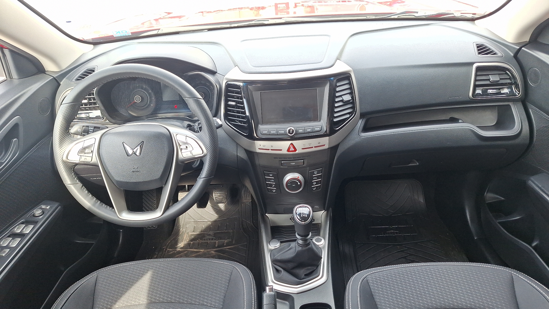 Mahindra Xuv300 — foto 6 de 14