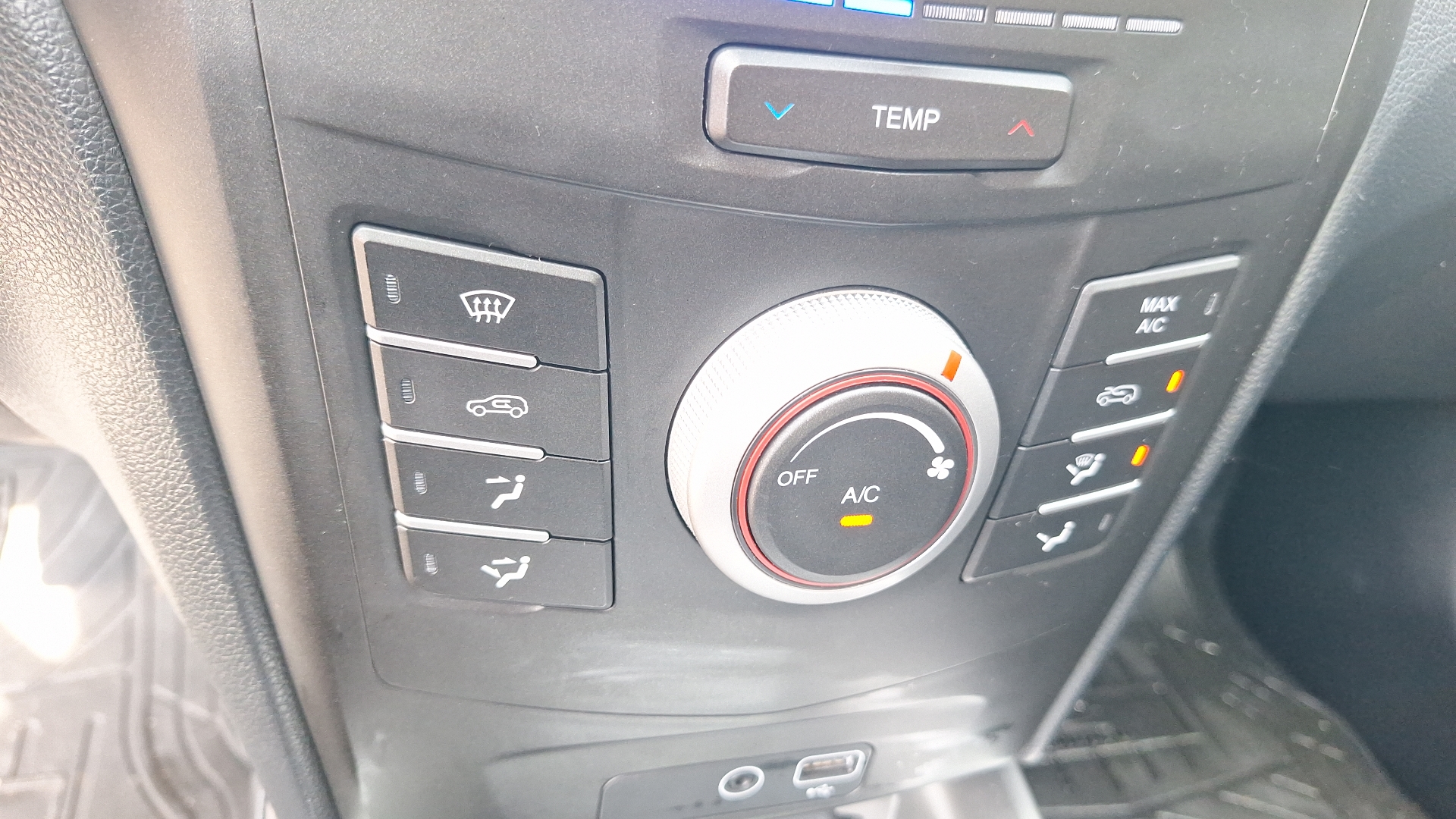Mahindra Xuv300 — foto 14 de 14