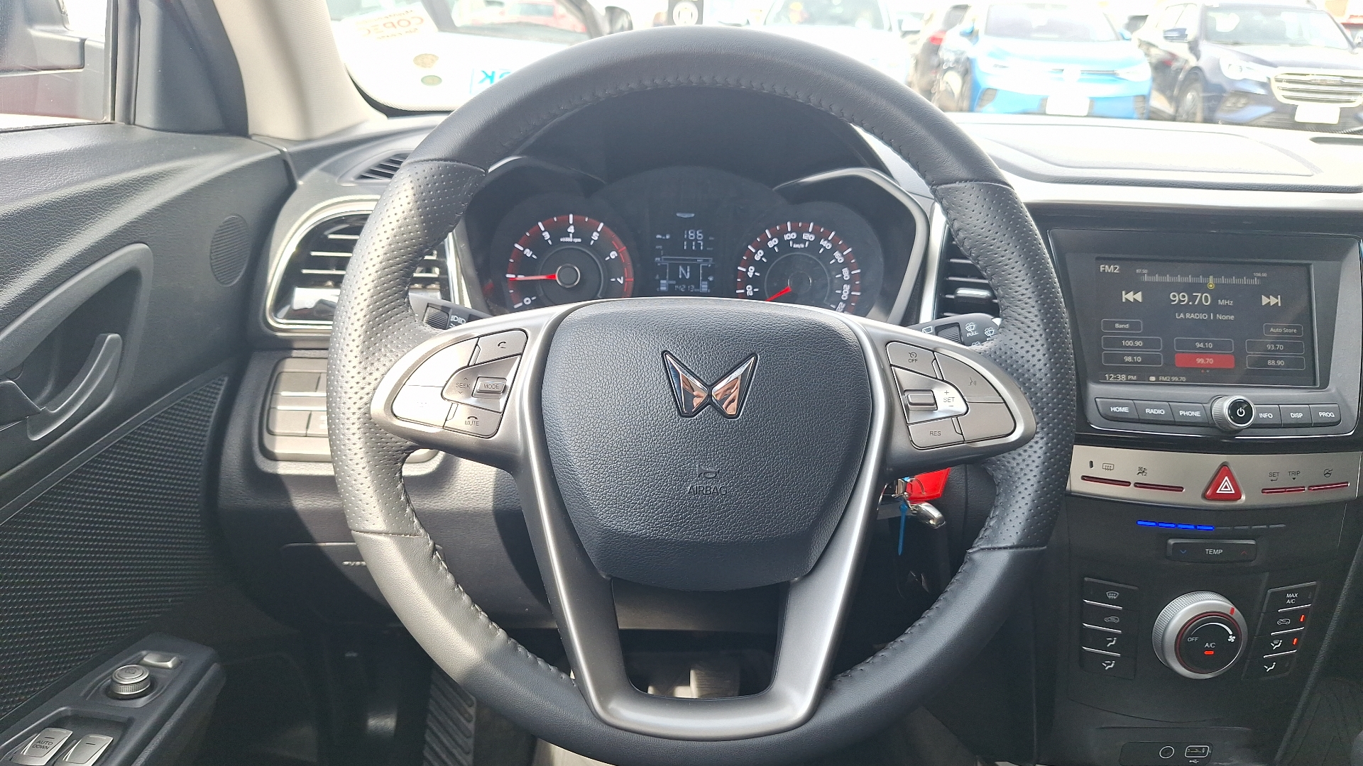 Mahindra Xuv300 — foto 8 de 14