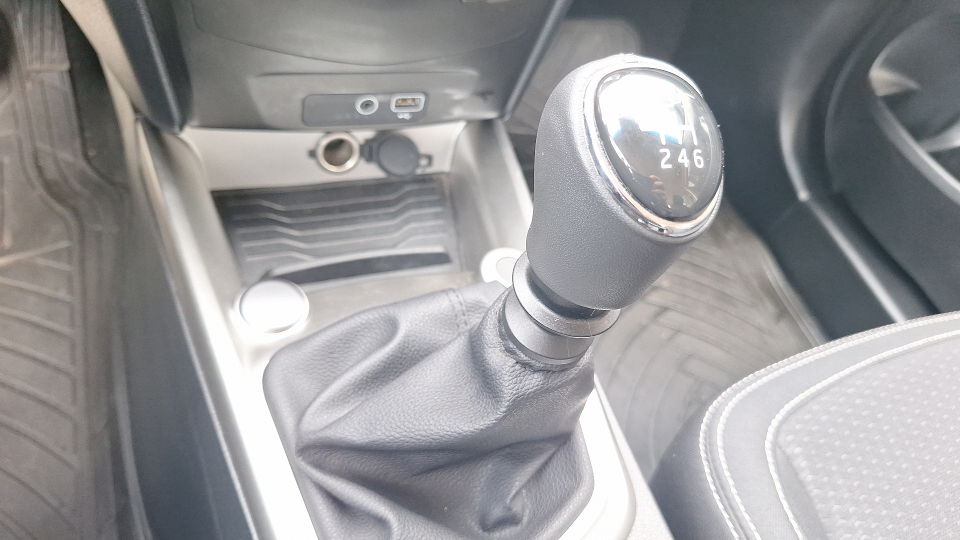 Mahindra Xuv300 — foto 11 de 14