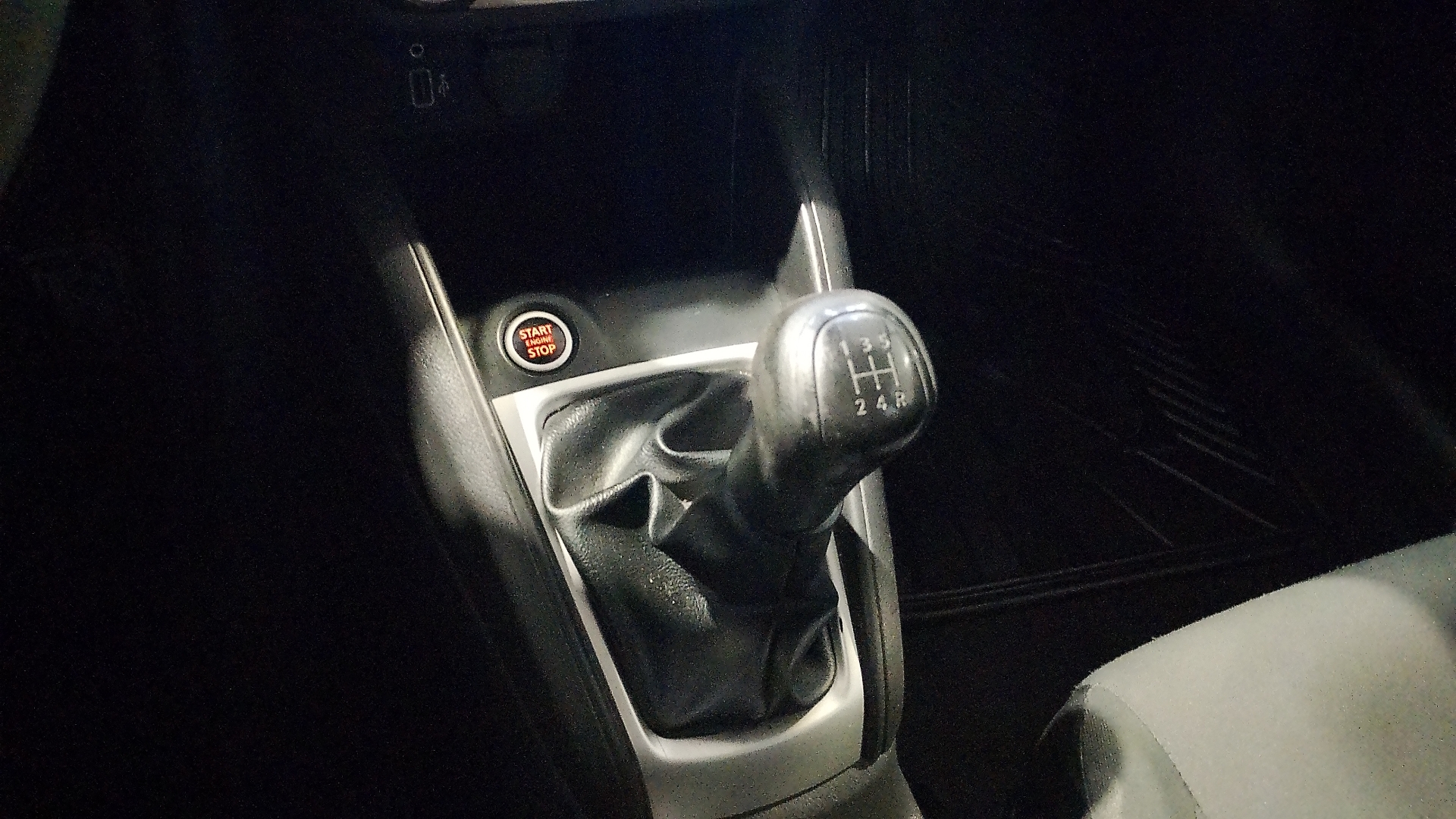 Nissan Versa — foto 11 de 15