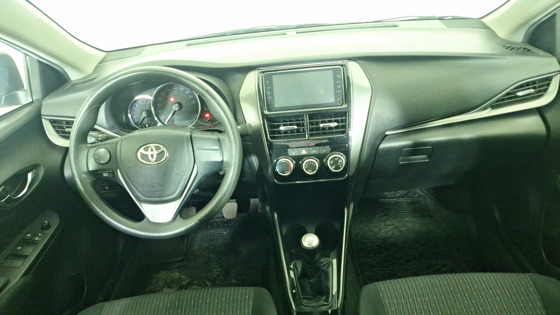 Toyota Yaris — foto 8 de 17