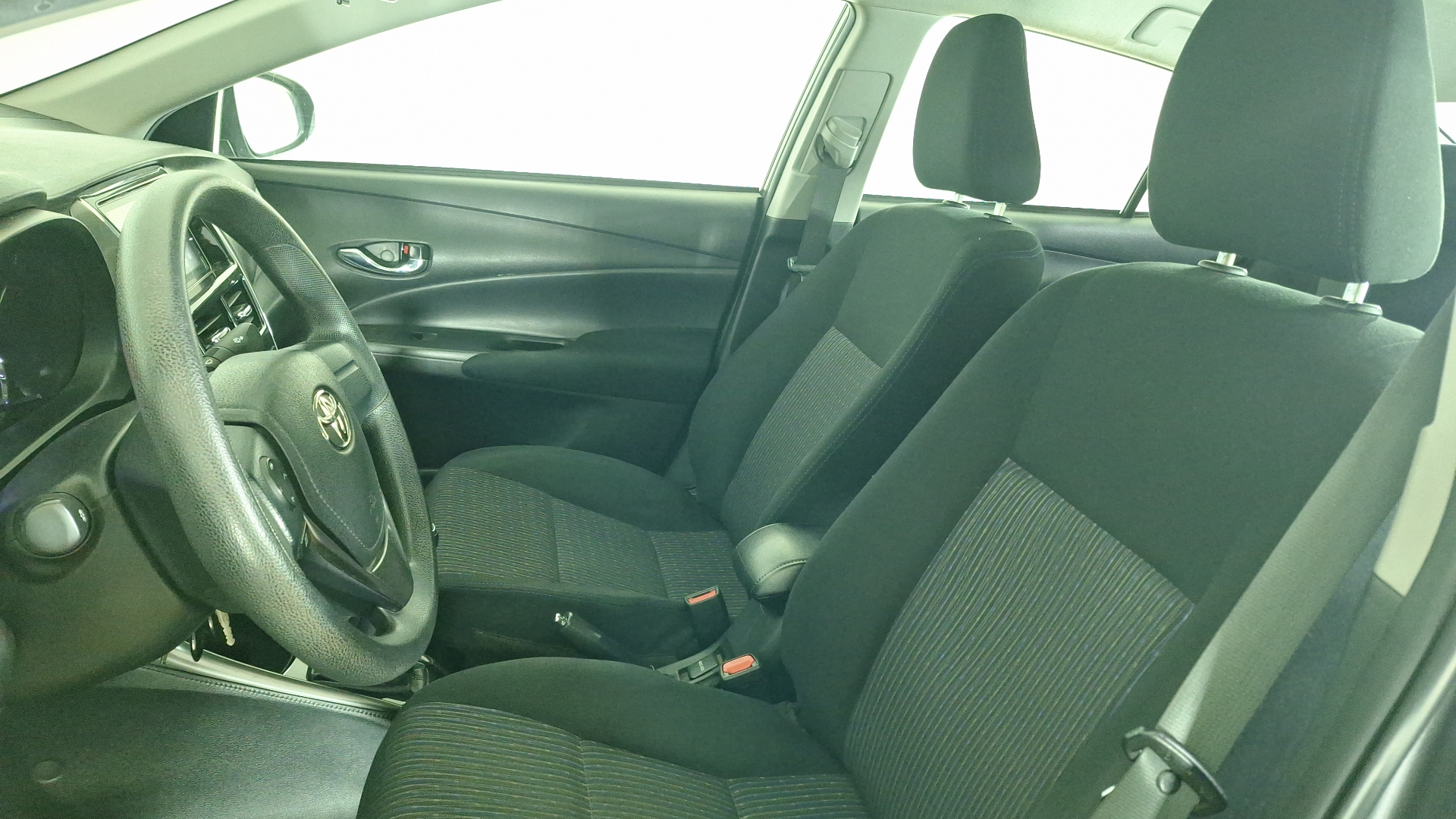 Toyota Yaris — foto 15 de 17