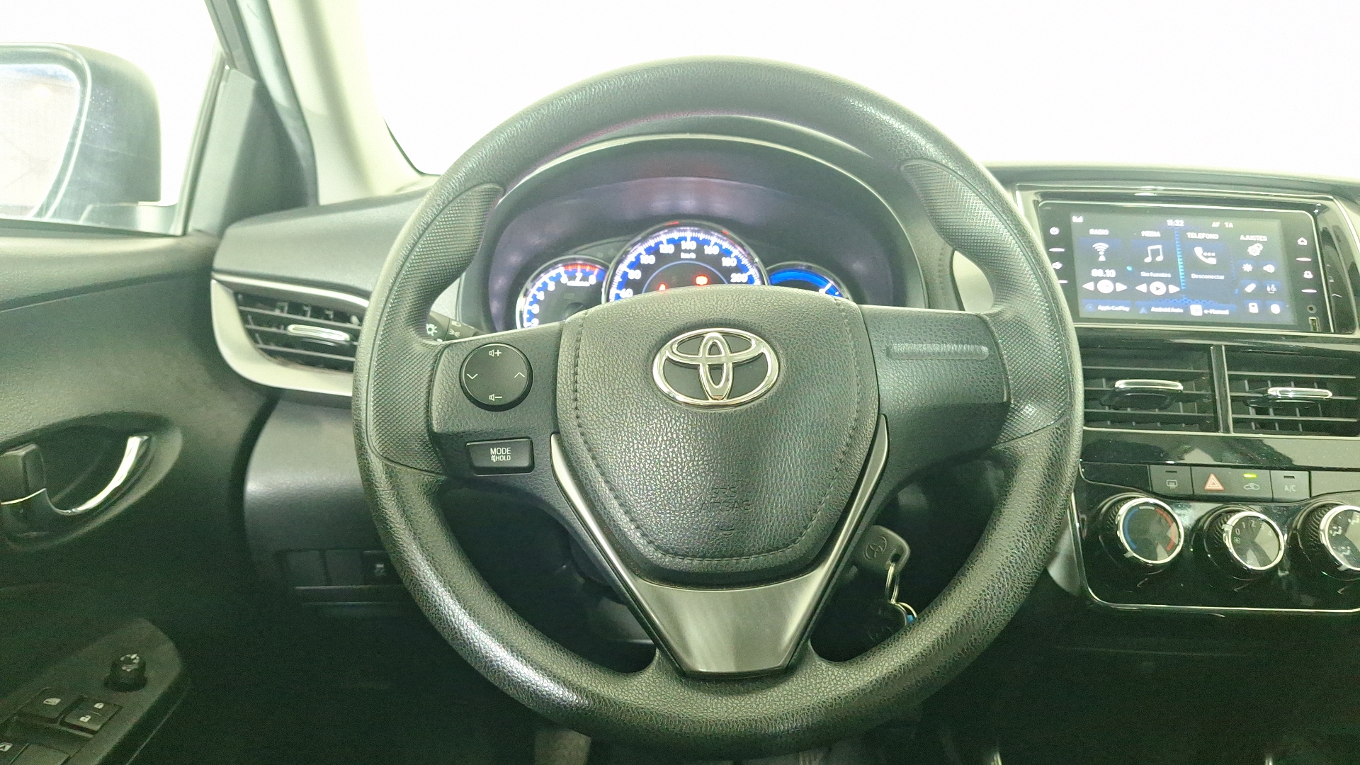 Toyota Yaris — foto 9 de 17