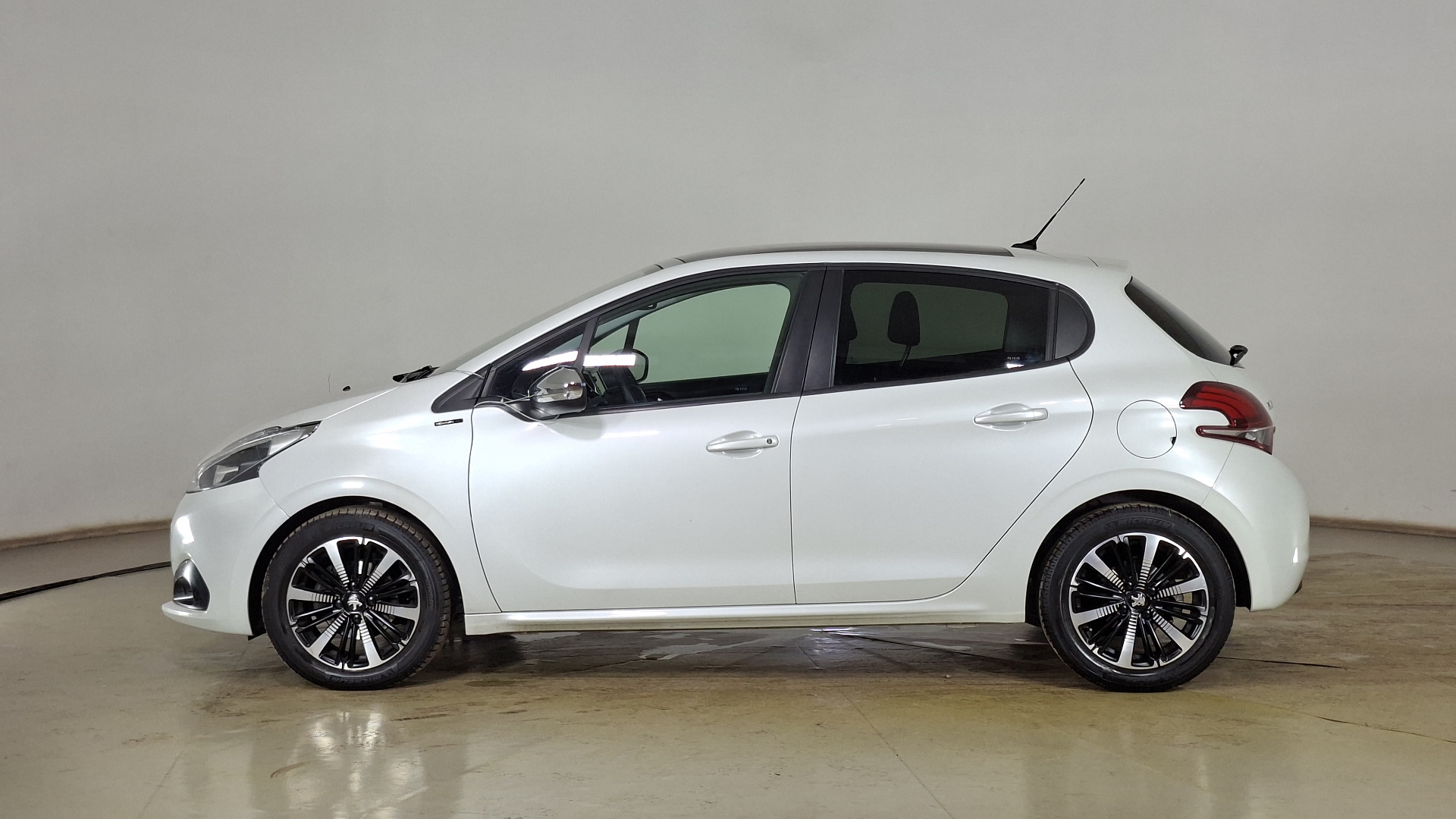 Peugeot 208 — foto 7 de 17