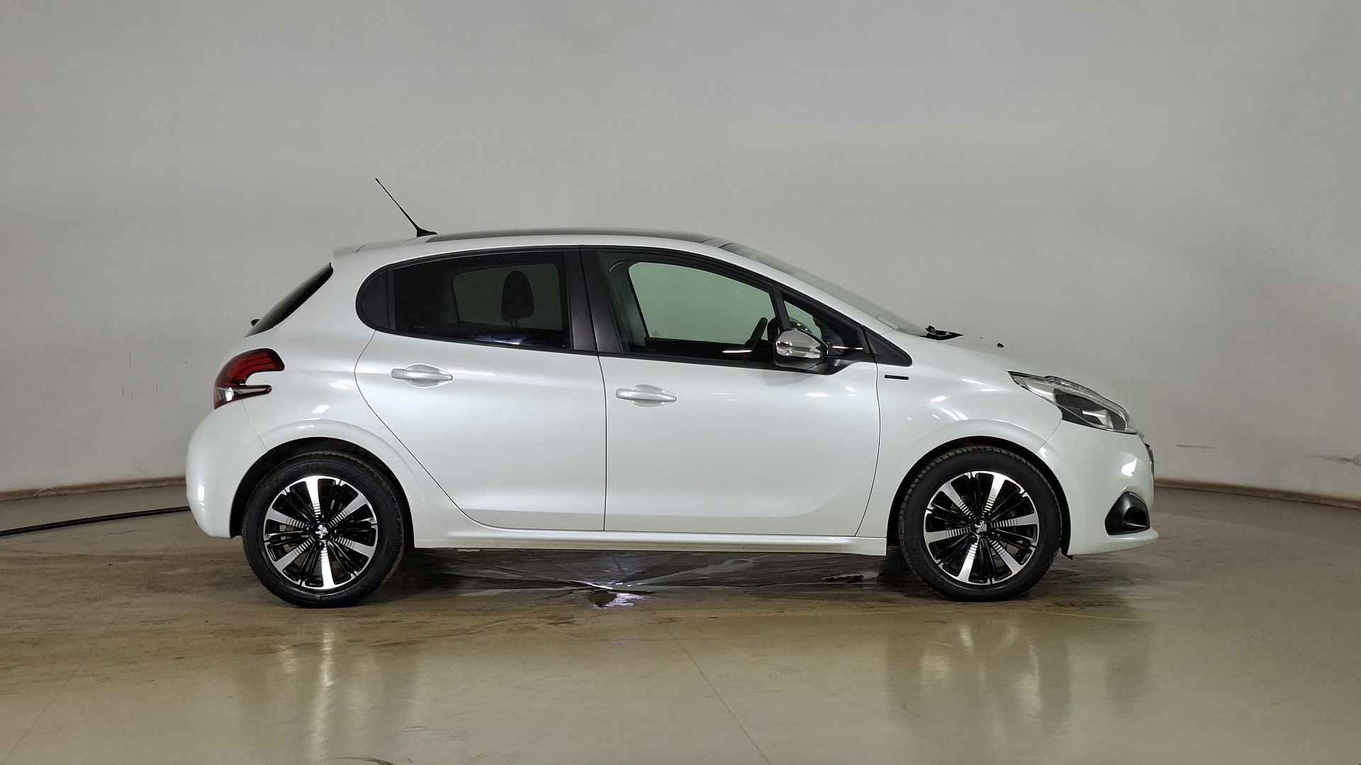 Peugeot 208 — foto 4 de 17
