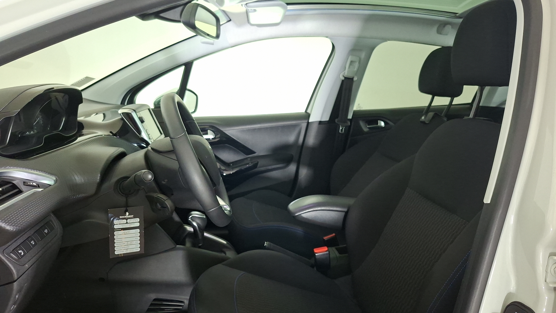 Peugeot 208 — foto 14 de 17