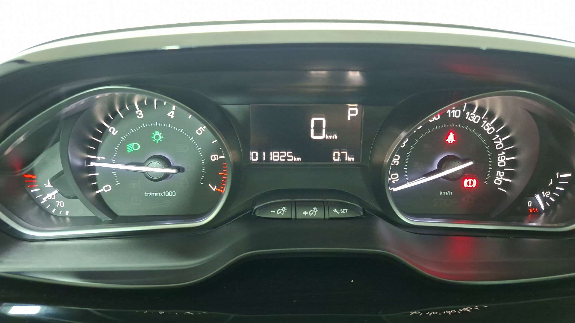 Peugeot 208 — foto 9 de 17