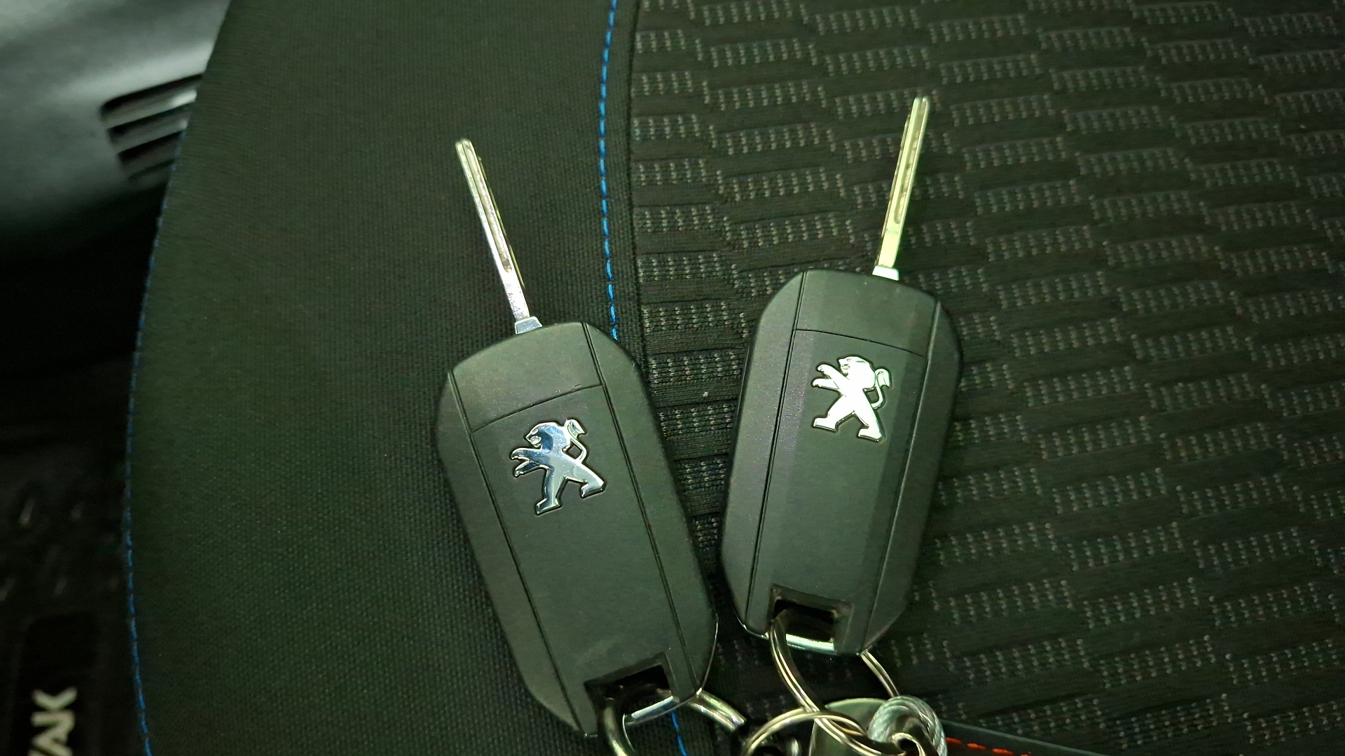 Peugeot 208 — foto 17 de 17