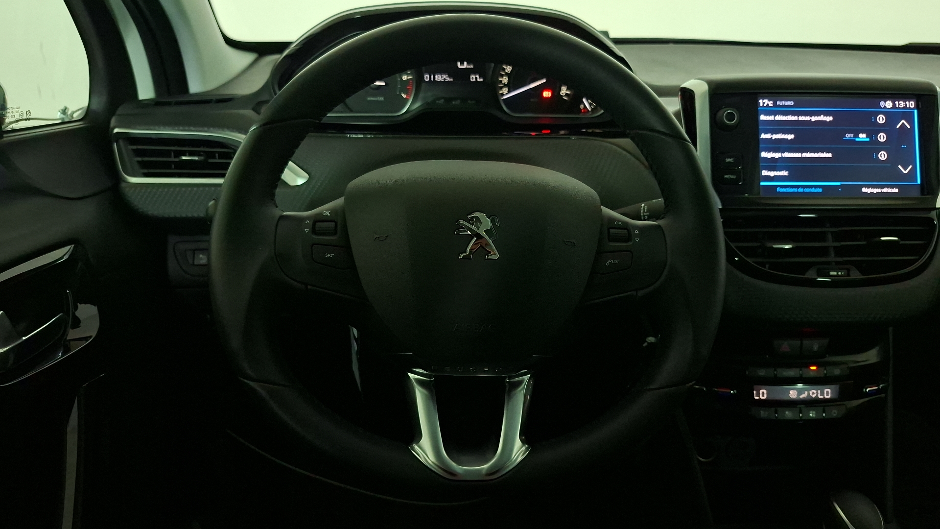 Peugeot 208 — foto 8 de 17