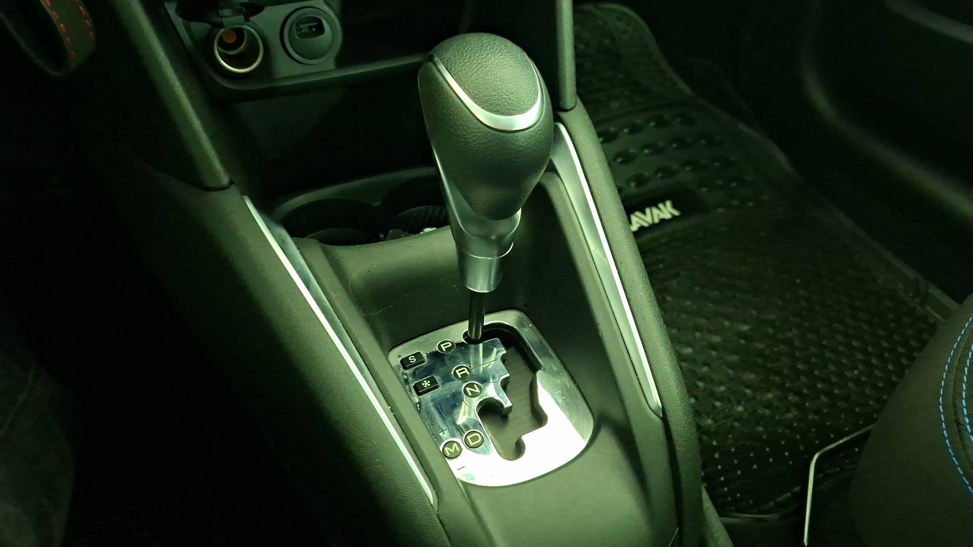 Peugeot 208 — foto 11 de 17