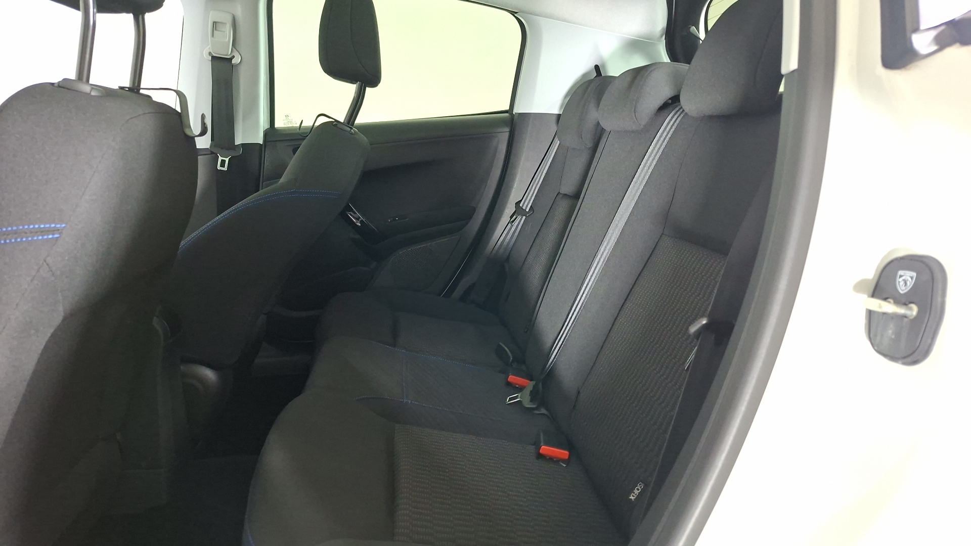 Peugeot 208 — foto 15 de 17