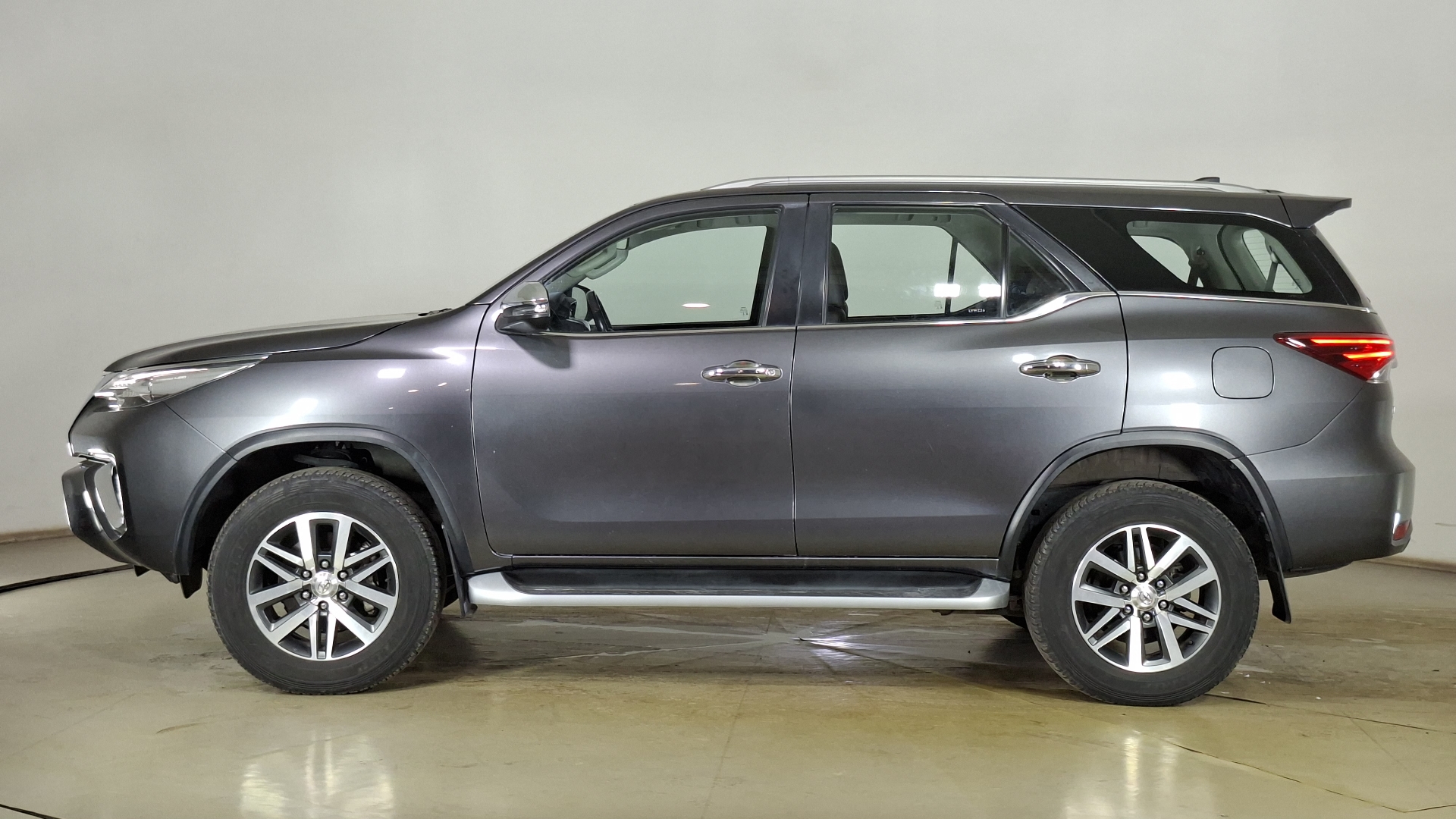 Toyota Fortuner — foto 7 de 17