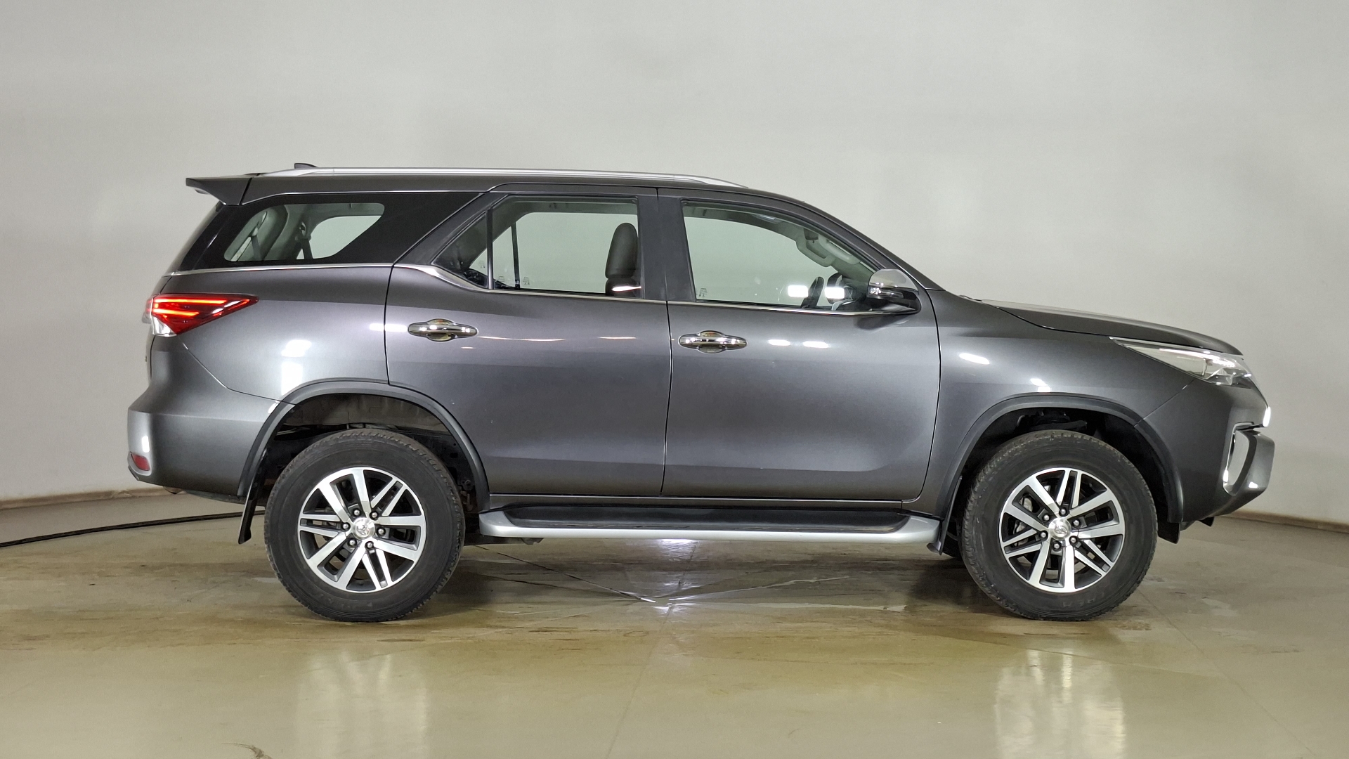 Toyota Fortuner — foto 4 de 17