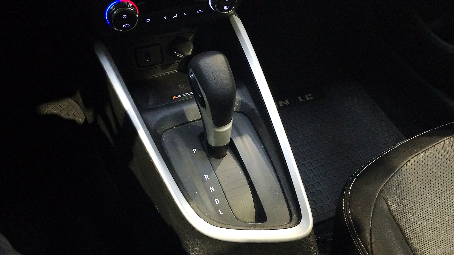 Chevrolet Onix — foto 11 de 16
