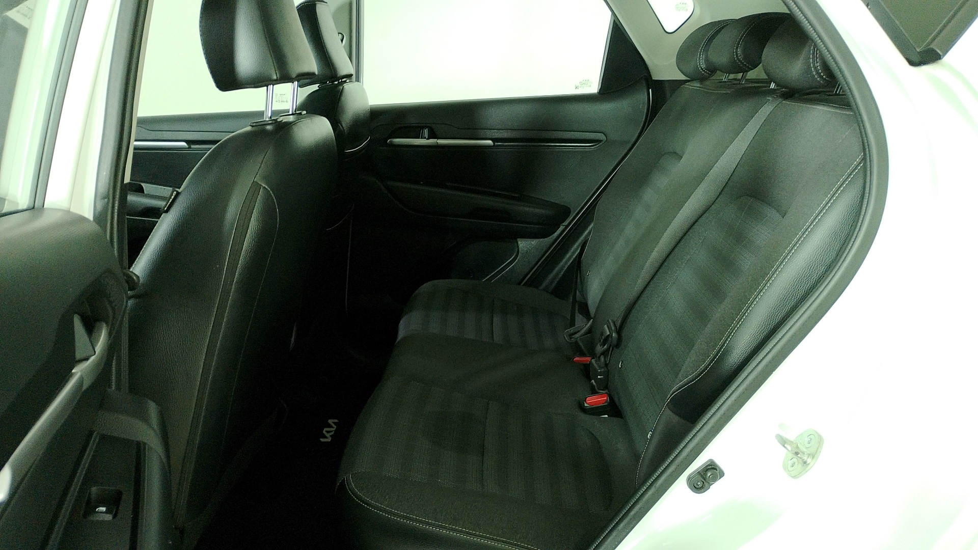 KIA Sonet — foto 14 de 16