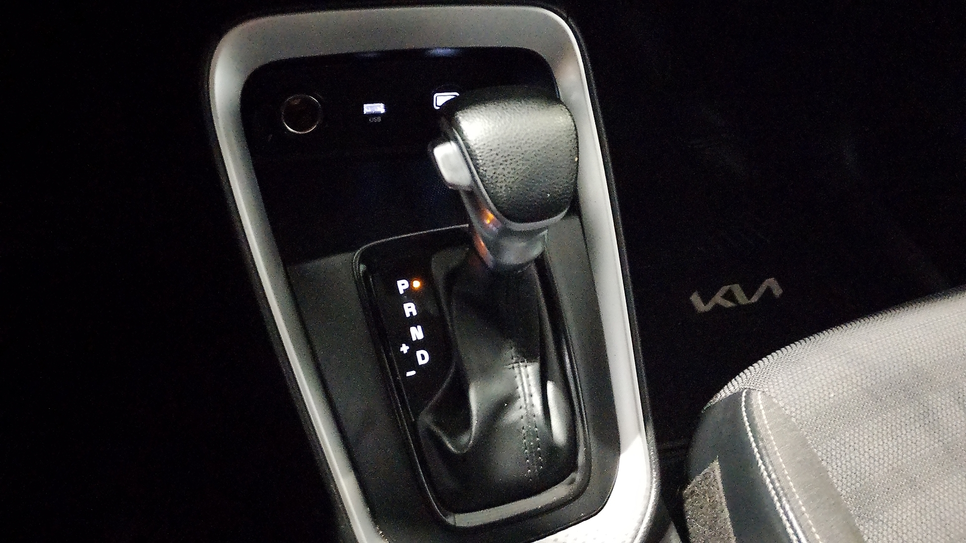 KIA Sonet — foto 11 de 16