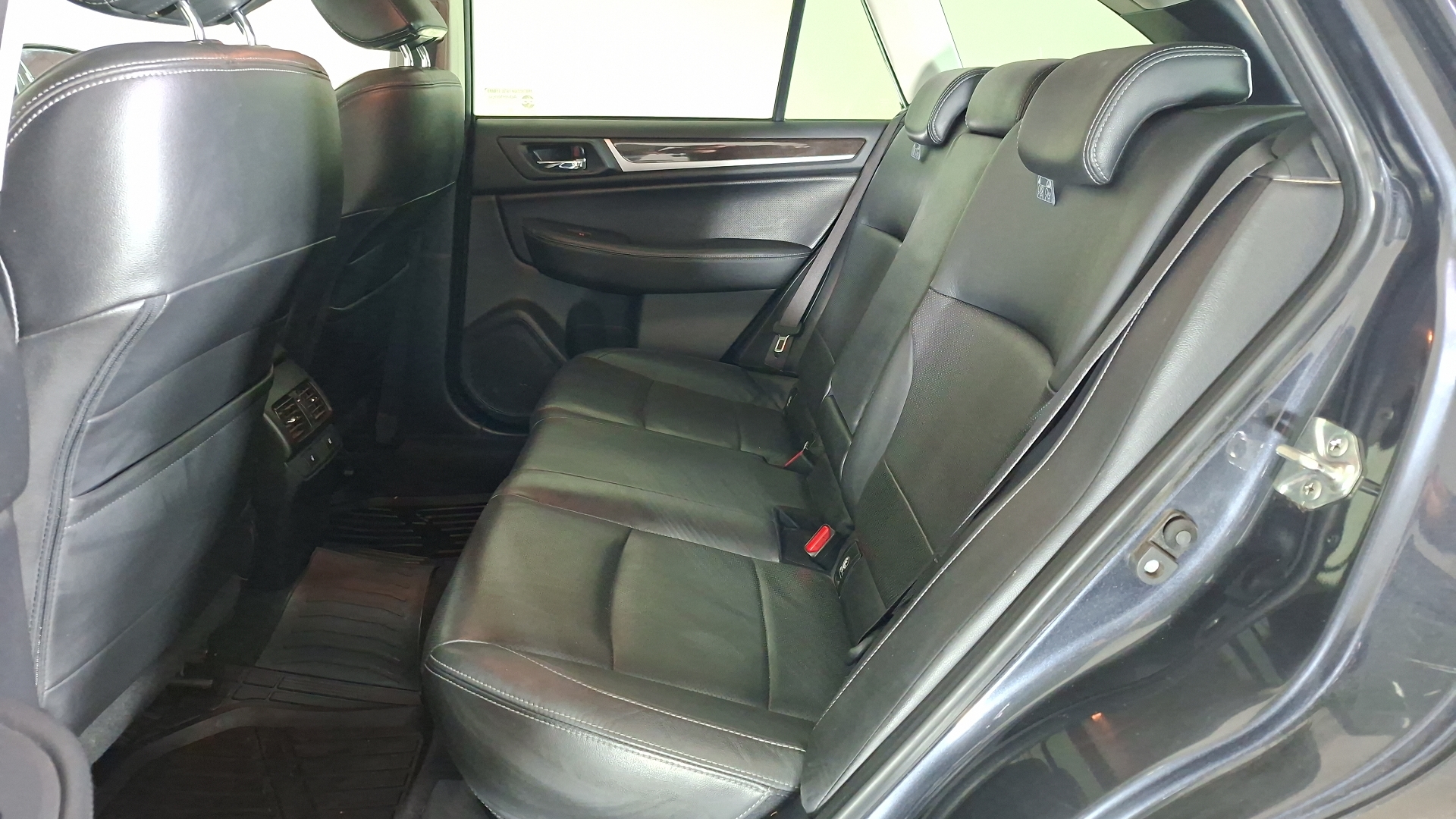 Subaru Outback — foto 15 de 17