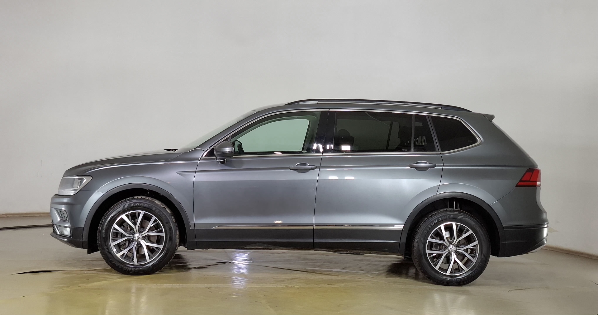 Volkswagen Tiguan — foto 7 de 17