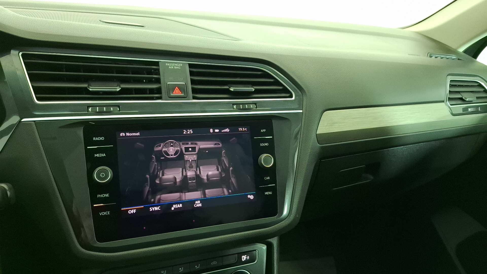 Volkswagen Tiguan — foto 10 de 17