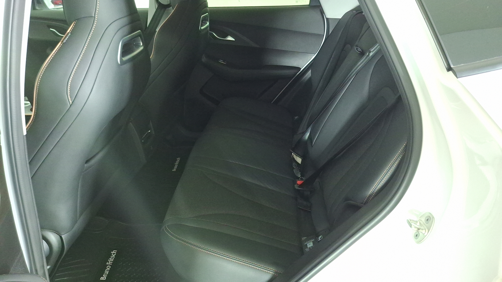 Omoda C5 — foto 14 de 16