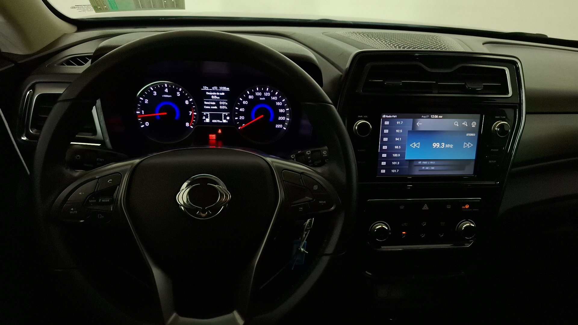 SsangYong Tivoli — foto 8 de 16