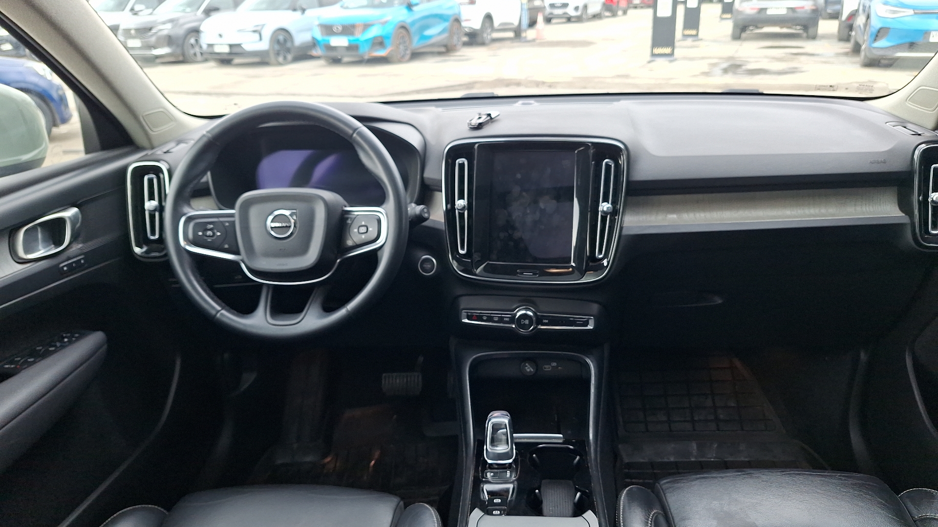 Volvo XC40 — foto 6 de 16