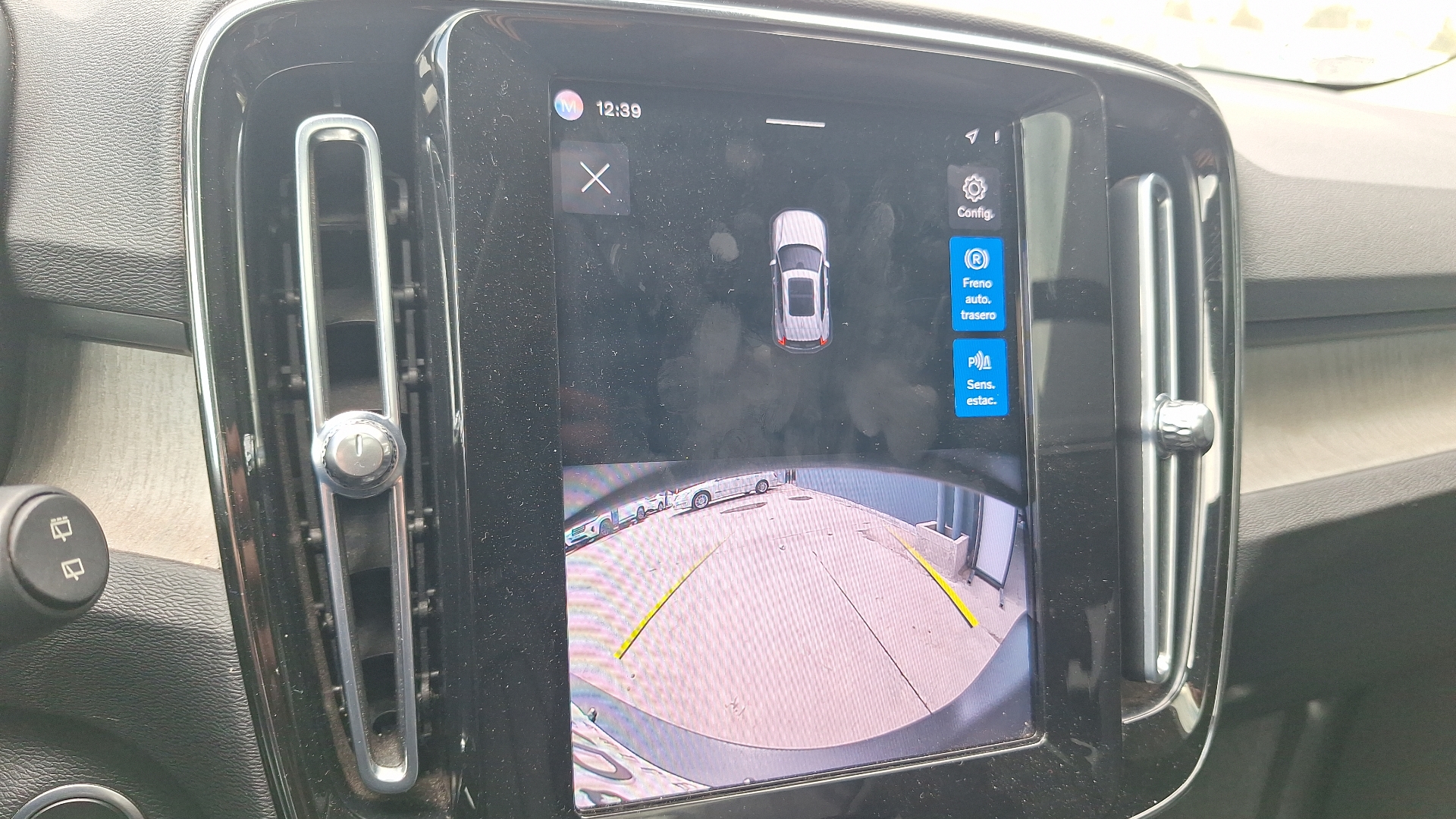 Volvo XC40 — foto 12 de 16