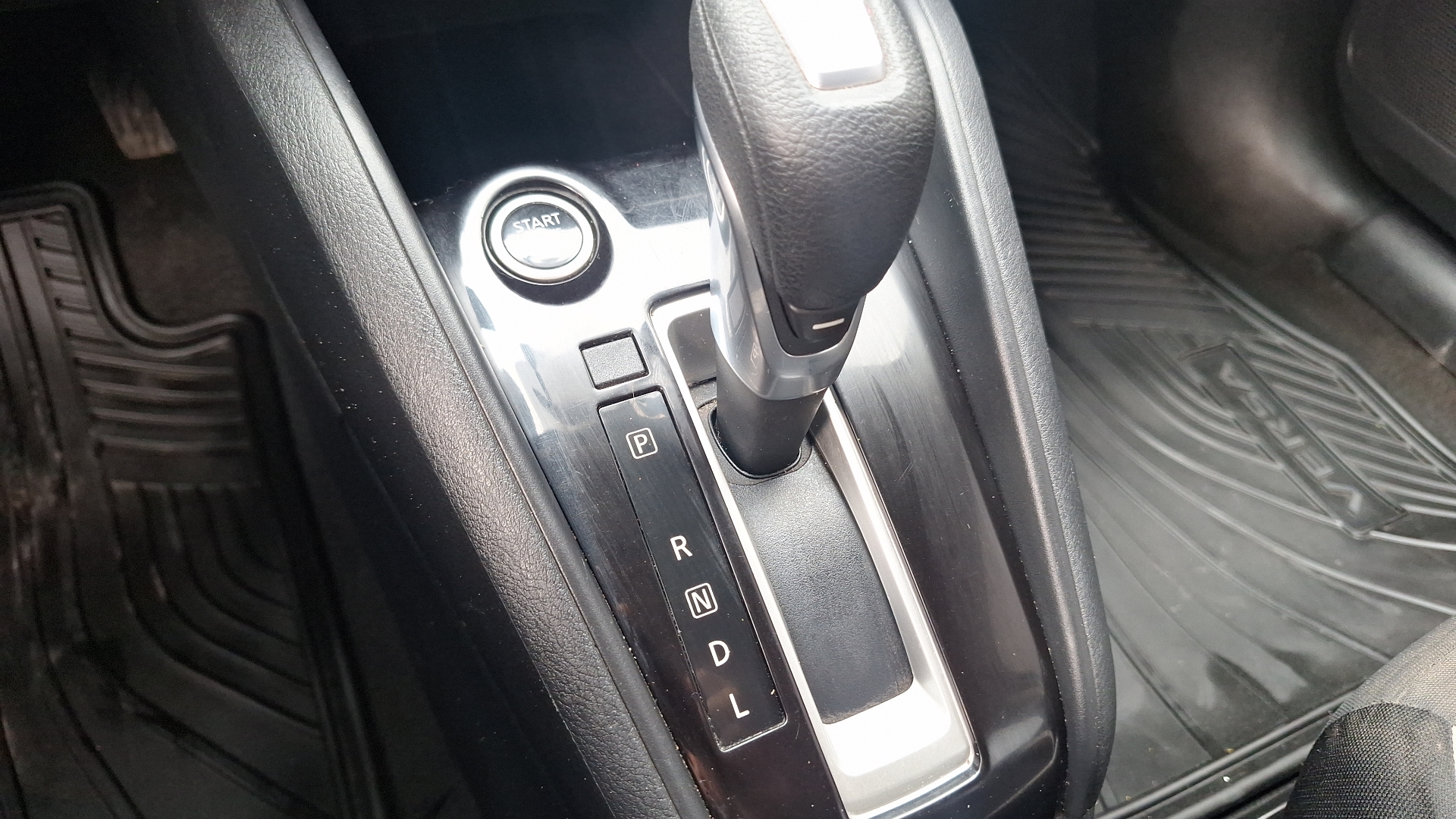 Nissan Versa — foto 11 de 15