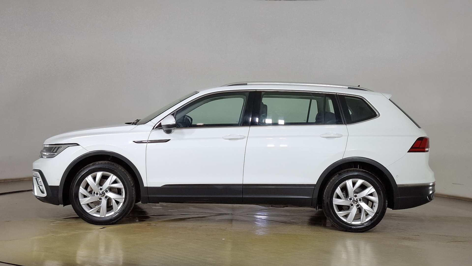 Volkswagen Tiguan — foto 7 de 17