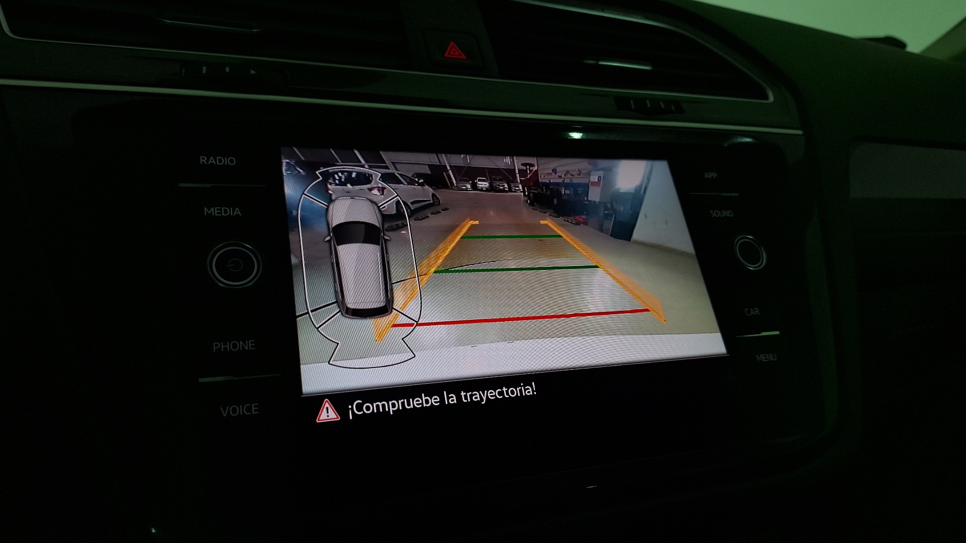 Volkswagen Tiguan — foto 12 de 17