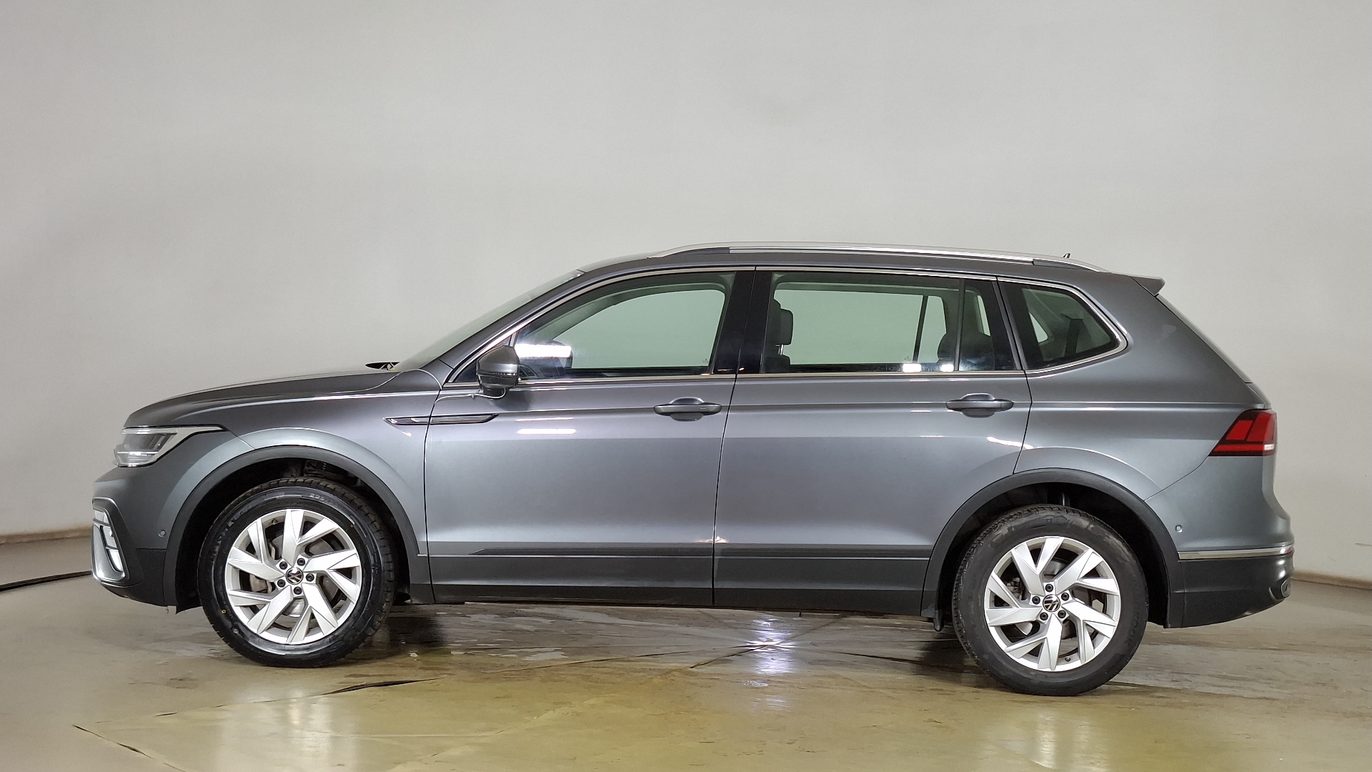 Volkswagen Tiguan — foto 7 de 17