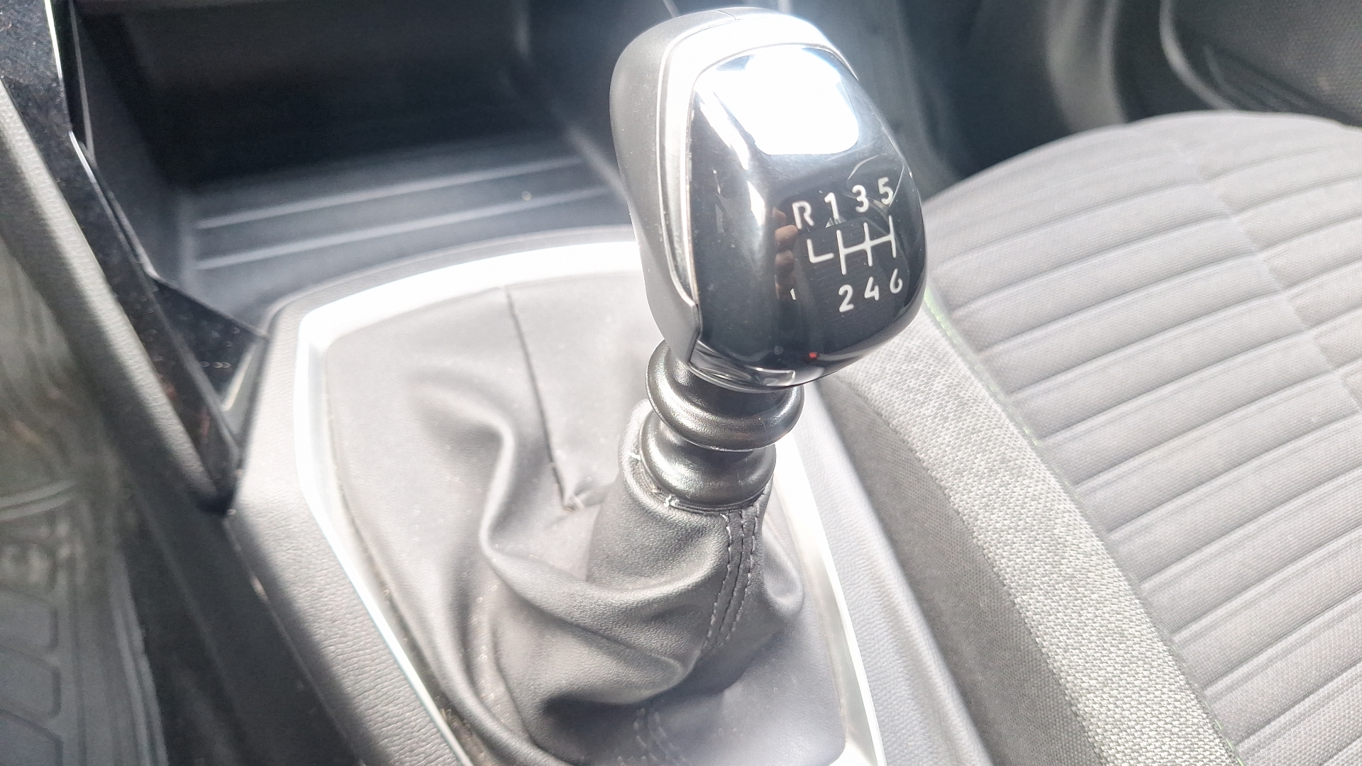 Peugeot 2008 — foto 11 de 15