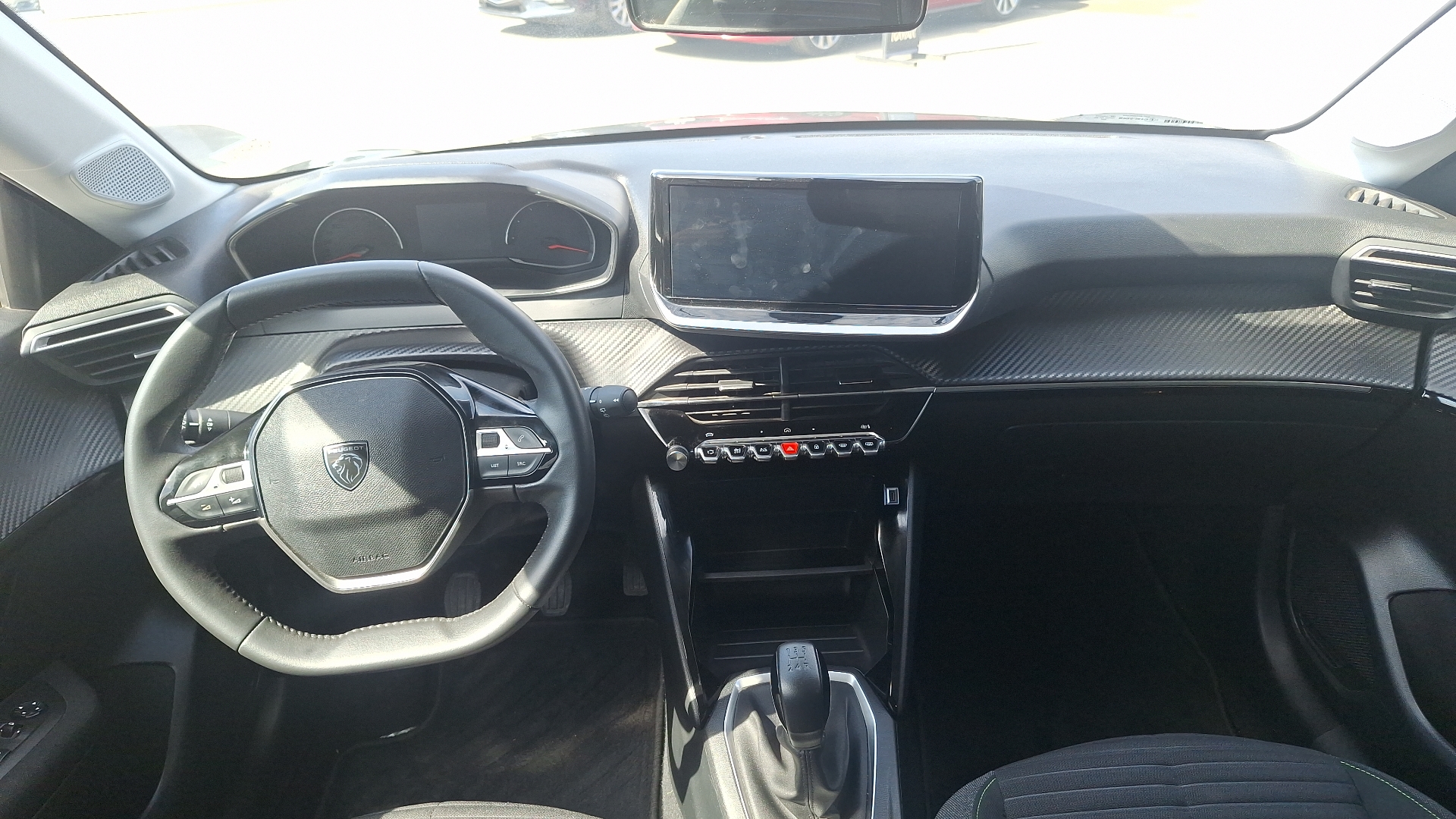 Peugeot 208 — foto 6 de 14