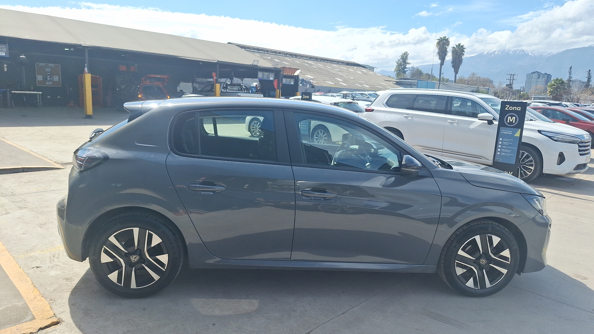 Peugeot 208 — foto 5 de 14
