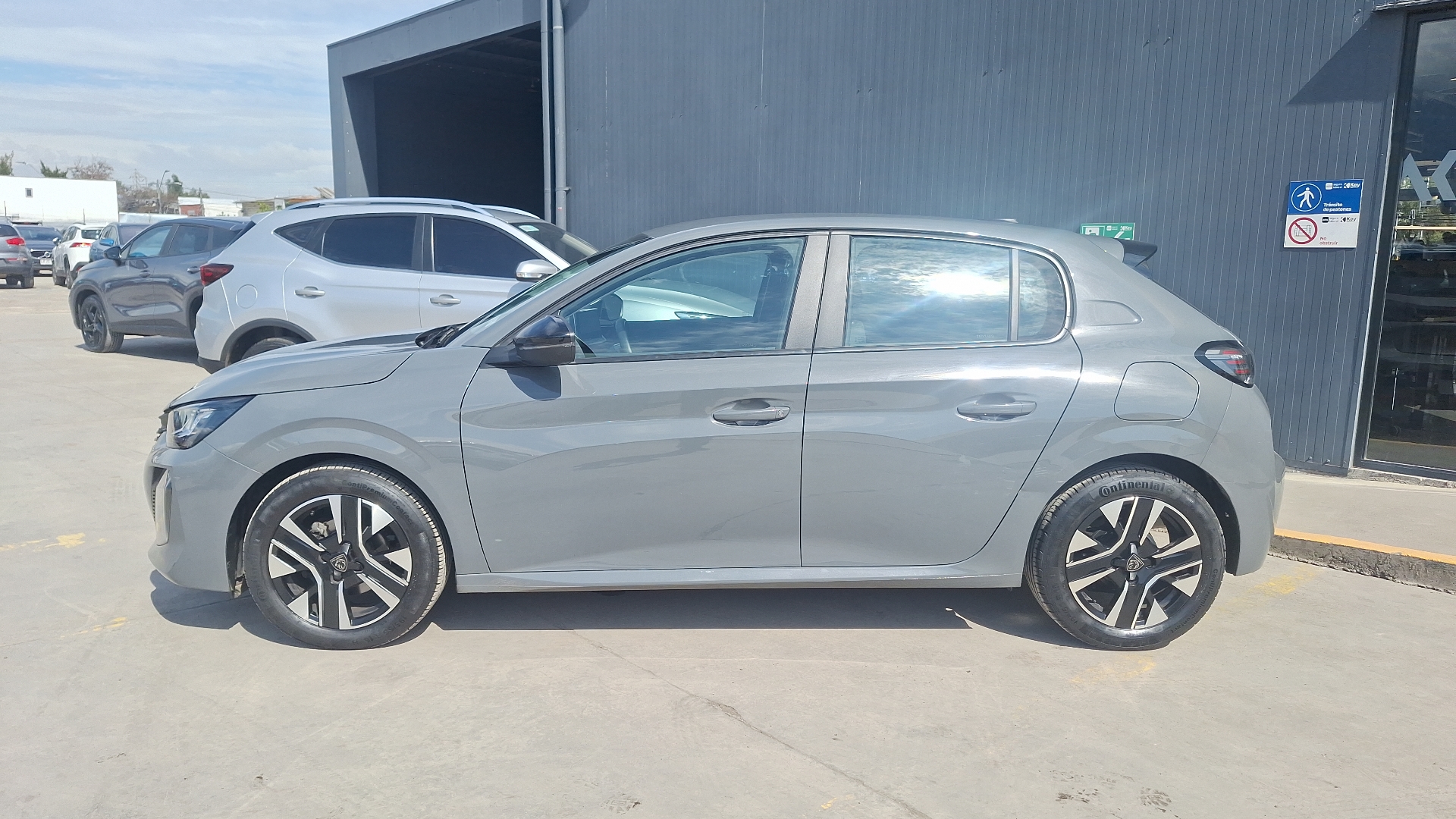 Peugeot 208 — foto 2 de 14