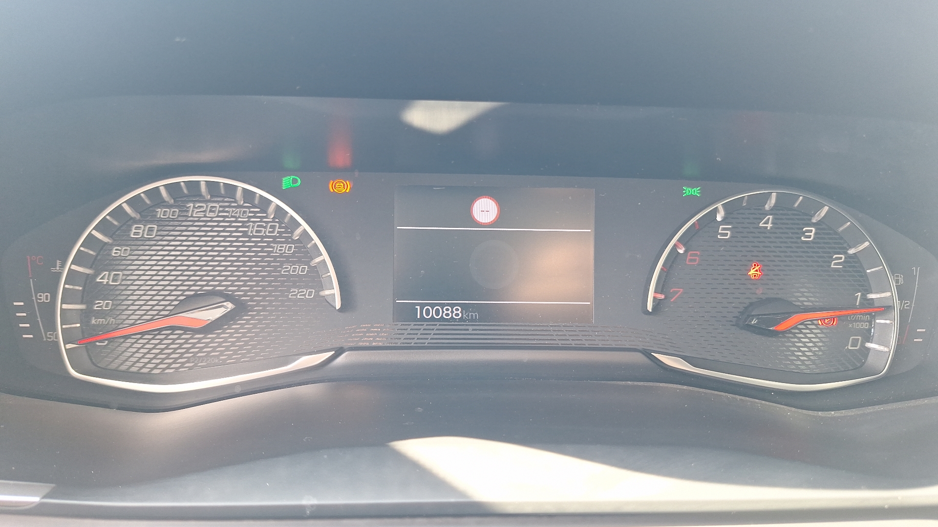 Peugeot 208 — foto 9 de 14