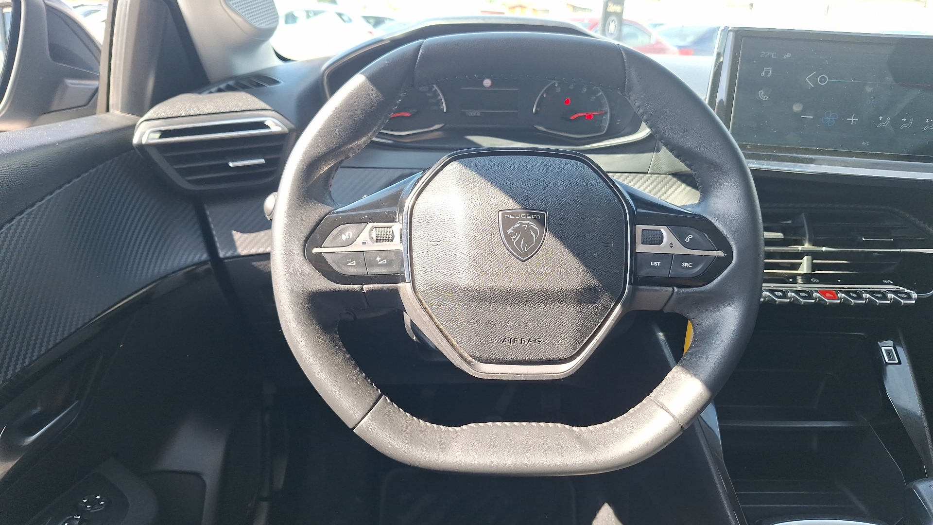 Peugeot 208 — foto 8 de 14