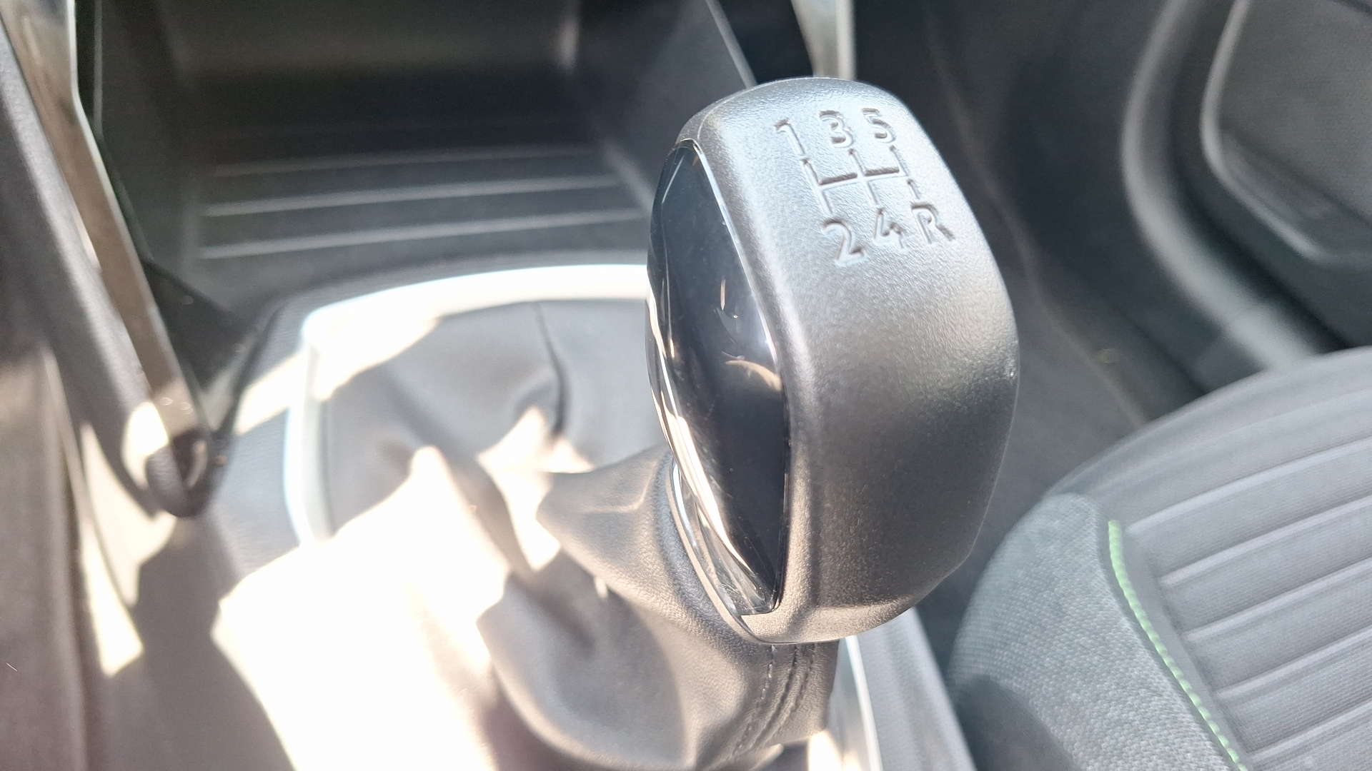 Peugeot 208 — foto 11 de 14