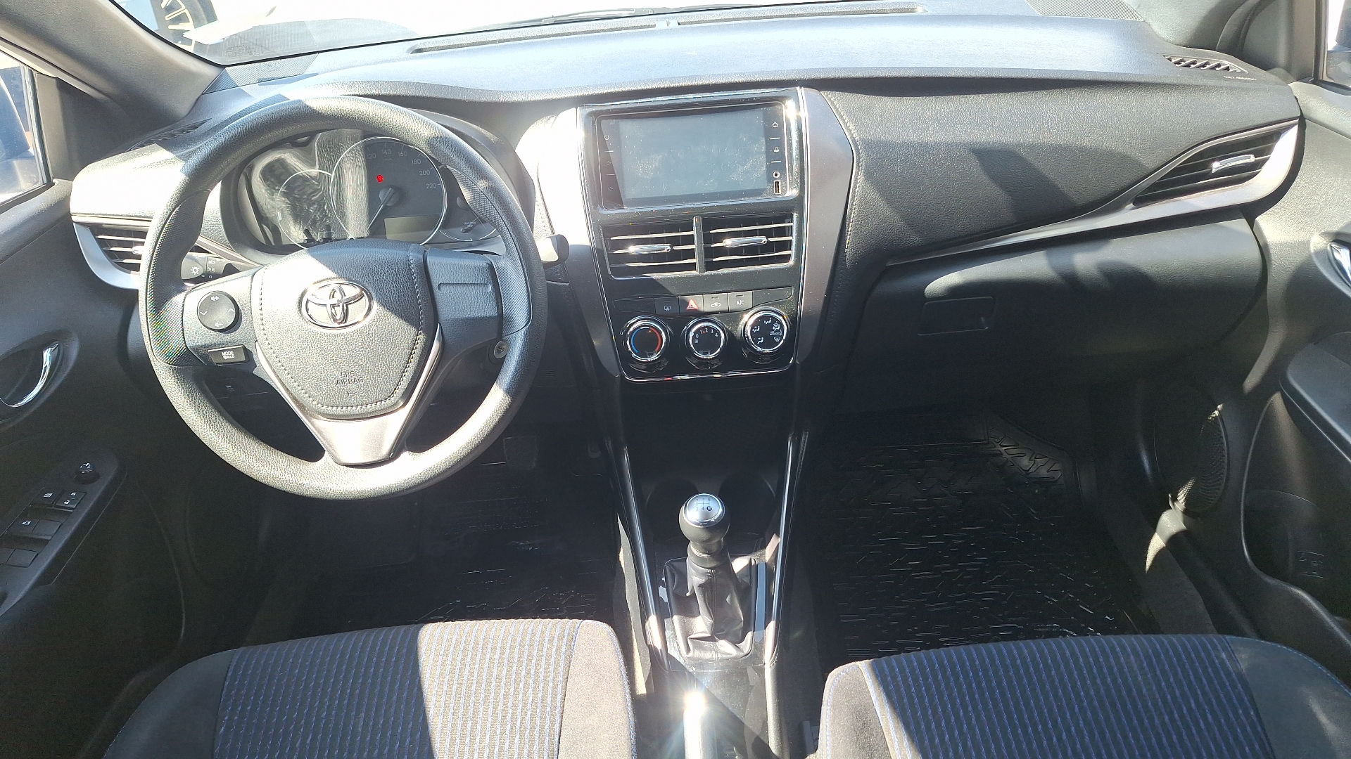 Toyota Yaris — foto 6 de 15