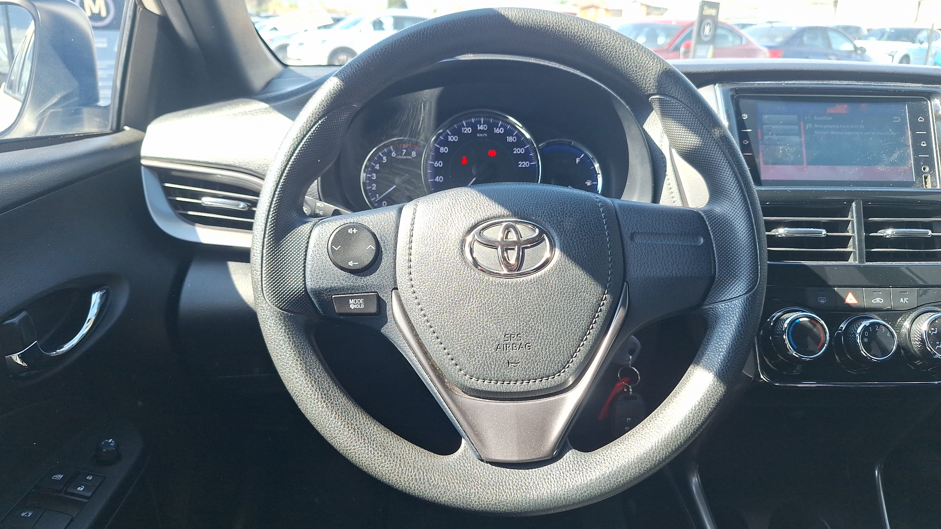 Toyota Yaris — foto 8 de 15