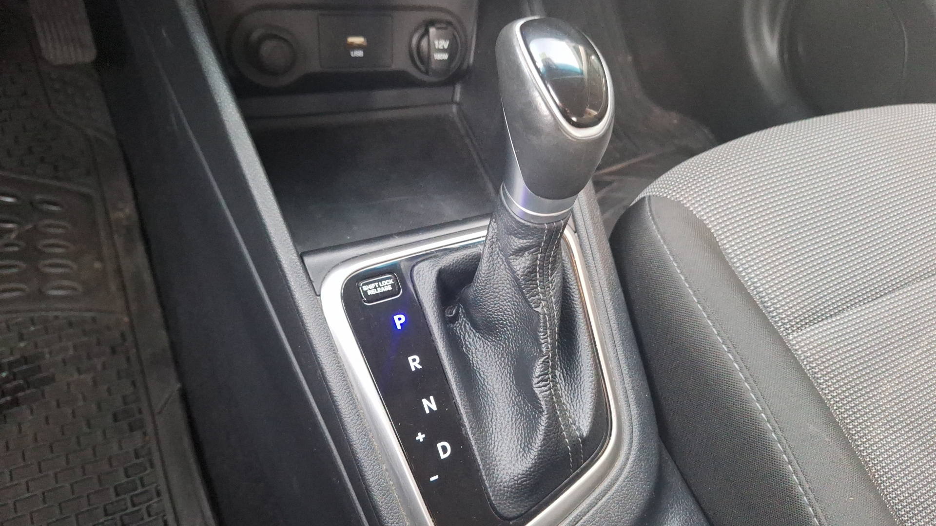 Hyundai Accent — foto 11 de 15