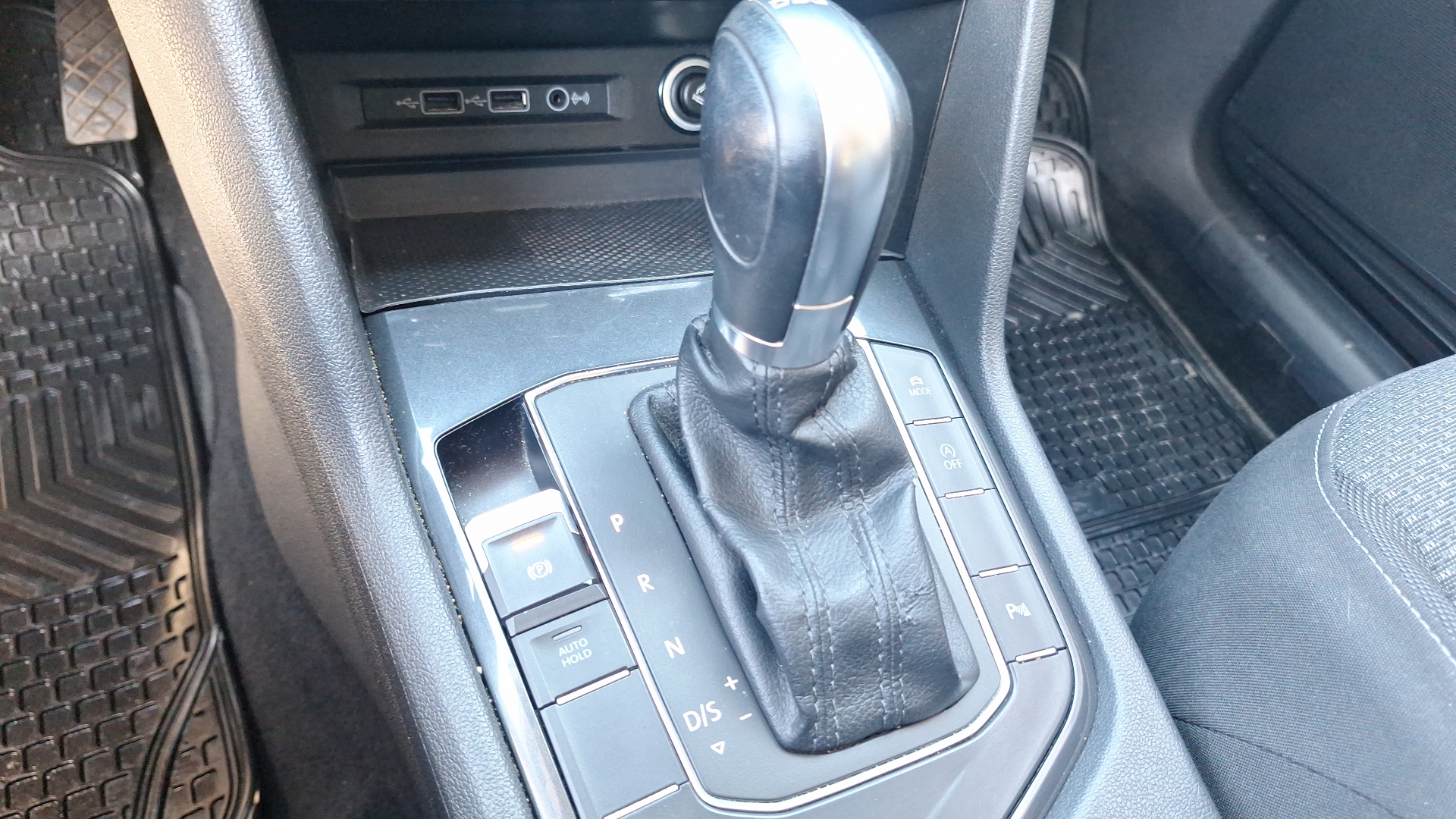 Volkswagen Tiguan — foto 11 de 15