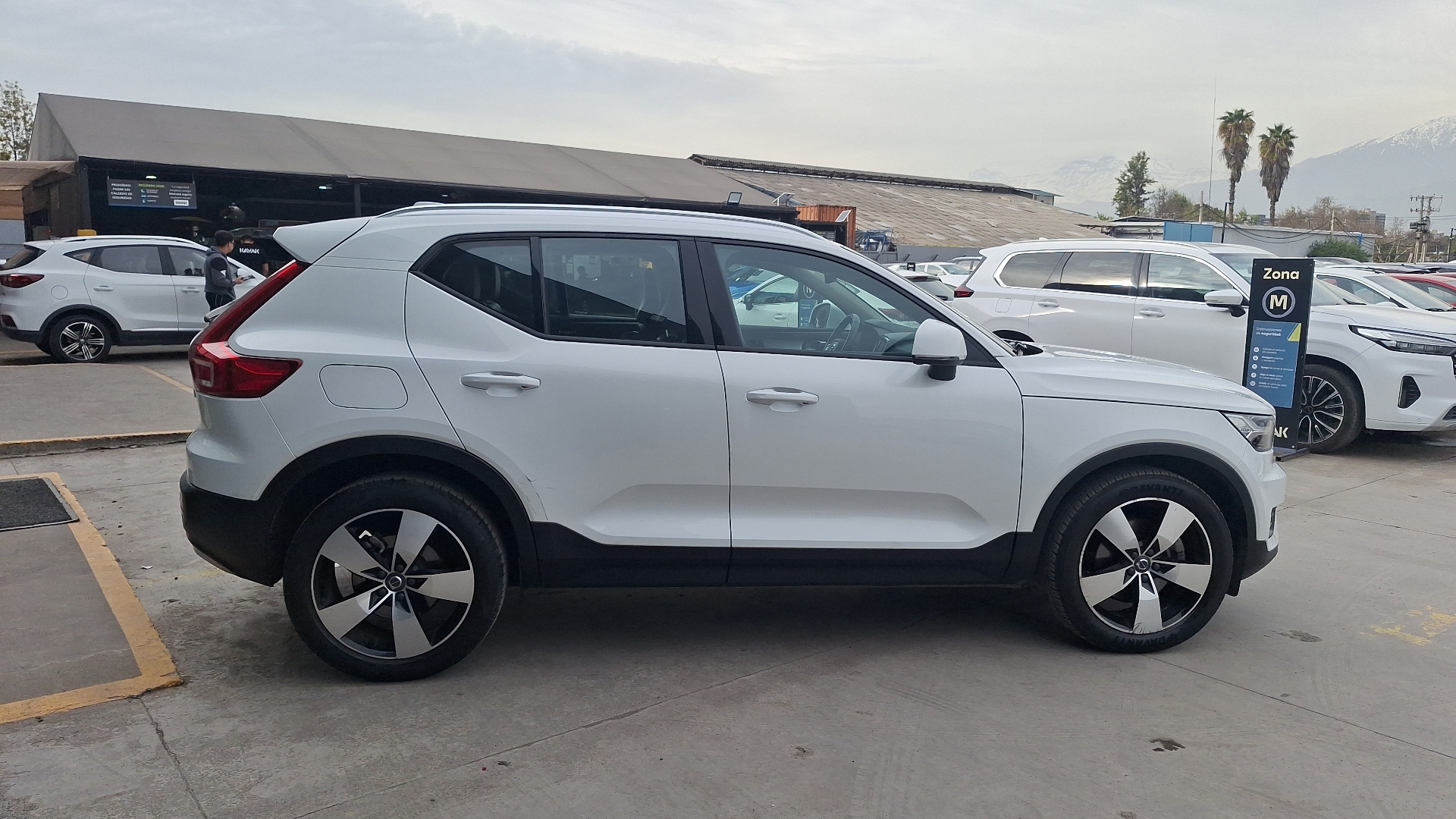 Volvo XC40 — foto 5 de 15