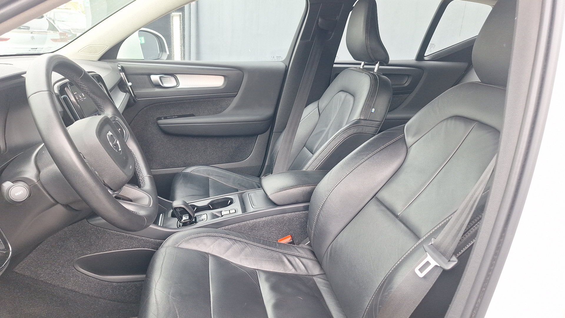 Volvo XC40 — foto 14 de 15