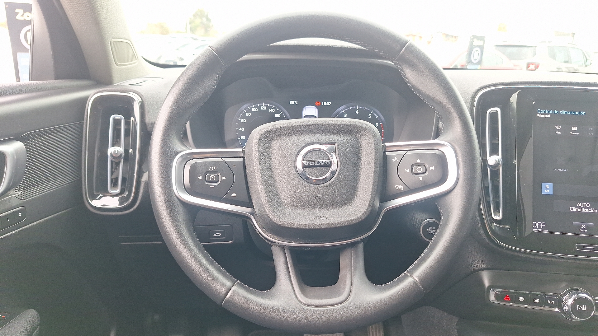 Volvo XC40 — foto 8 de 15