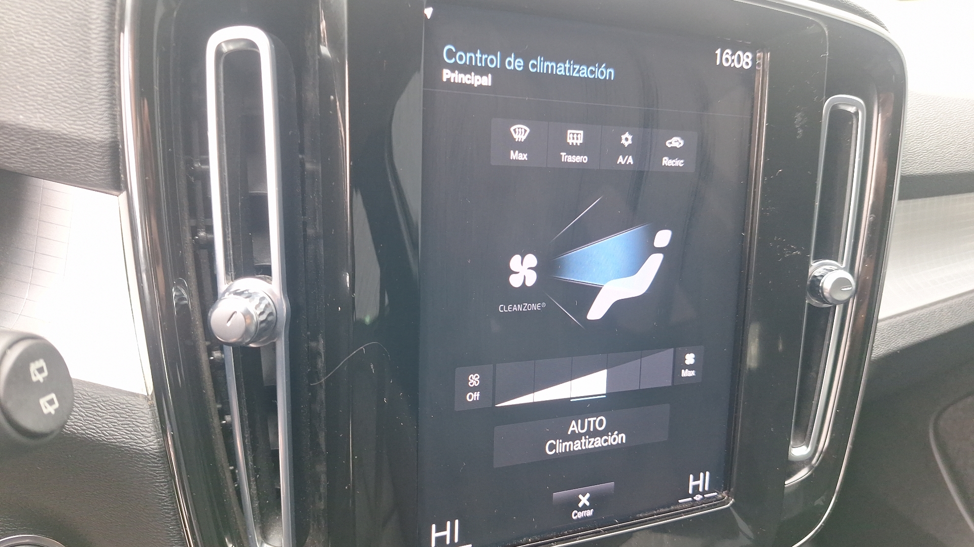 Volvo XC40 — foto 15 de 15